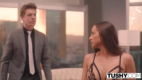 Hot chick gives a good blowjob