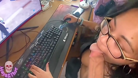 Hawt cutie enjoys a massage