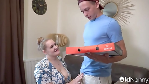 Shaki koz lays the best friend's pussy