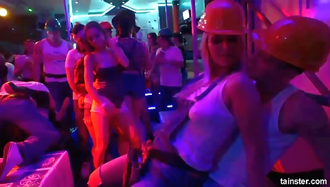 Hawt babe gets anal fucked in the kitchen