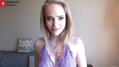 Sexy blonde babe on a hawt ass